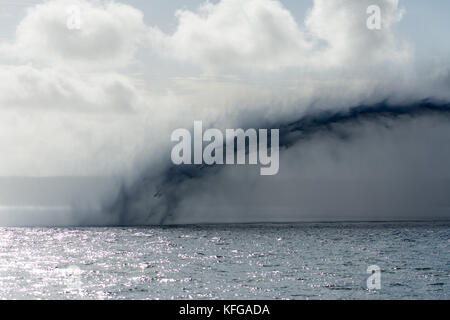 Svitzer gelliswick impressionante emissione di getti di acqua dalla lotta antincendio ugelli in Milford haven in una giornata di mare calmo Foto Stock