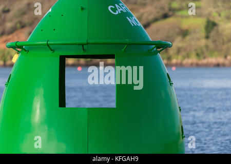 Vista attraverso Carr Spit booy n.2 al molo Pembroke Foto Stock