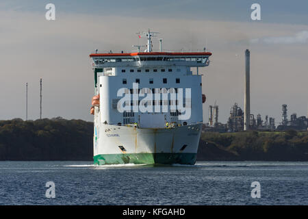 Isola di inishmore facendo il giro a usura sputare su un approccio a pembroke dock ferry terminal Foto Stock