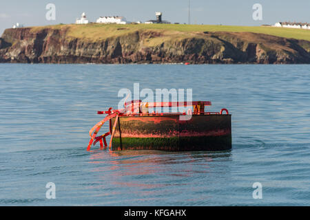 Marcatore di navigazione danneggiati da tempeste in Milford haven ingresso Foto Stock