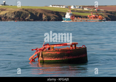 Marcatore di navigazione danneggiati da tempeste in Milford haven ingresso Foto Stock