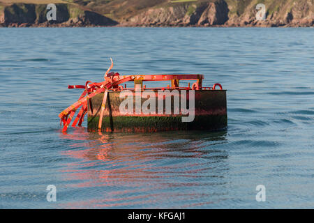 Marcatore di navigazione danneggiati da tempeste in Milford haven ingresso Foto Stock