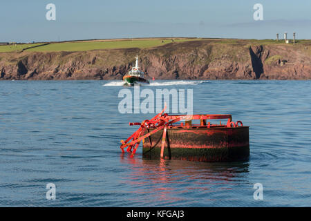 Marcatore di navigazione danneggiati da tempeste in Milford haven ingresso Foto Stock