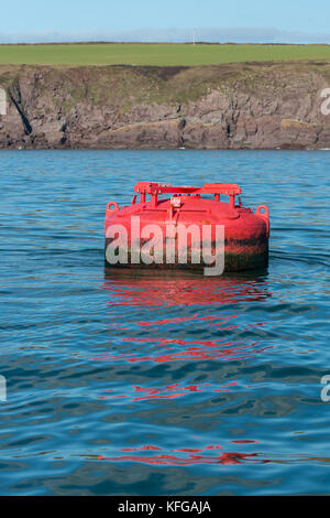 Marcatore di navigazione danneggiati da tempeste in Milford haven ingresso Foto Stock