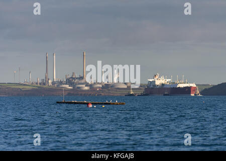 Aamira lng si diparte da sud gancio terminale GNL, Milford haven, Pembrokeshire Foto Stock