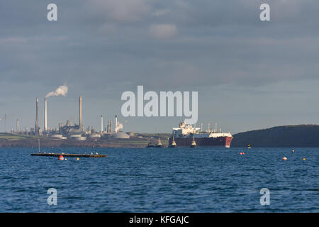 Aamira lng si diparte da sud gancio terminale GNL, Milford haven, Pembrokeshire Foto Stock