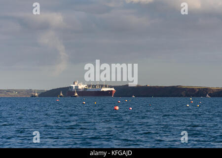 Aamira lng si diparte da sud gancio terminale GNL, Milford haven, Pembrokeshire Foto Stock