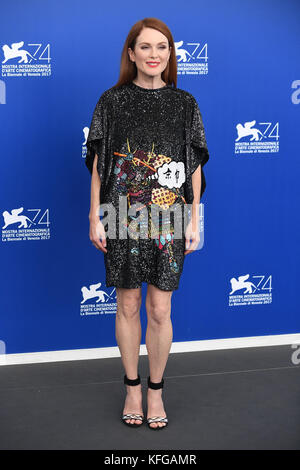 Julianne Moore assiste il photocall per Suburbicon durante la 74a Venezia Film Festival di Venezia, Italia. 2 settembre 2017 © Paul Treadway Foto Stock