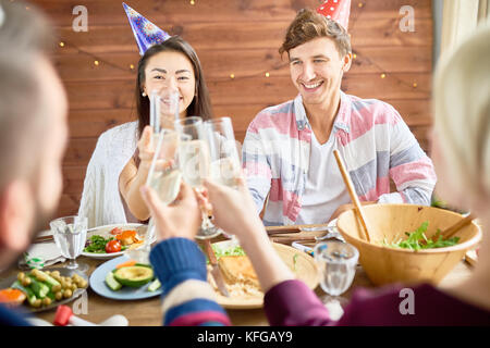 Coppia felice festeggia il compleanno a cena Foto Stock