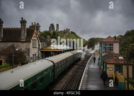 Treno a vapore a Corfe Castle stazione ferroviaria, Dorset, Regno Unito Foto Stock