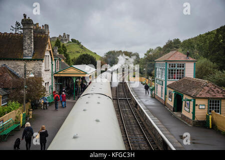 Treno a vapore a Corfe Castle stazione ferroviaria, Dorset, Regno Unito Foto Stock