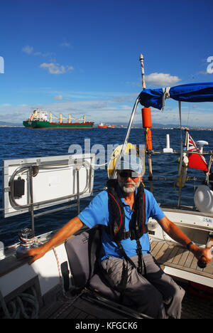 Yacht avvicinando Gibilterra dall Atlantico, con navi ancorate in stretto di Gibilterra off La Linea Foto Stock