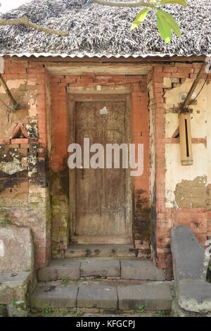 Vecchia porta di legno di una casa all'interno di tenganan aga villaggio aborigeno di Bali, Indonesia Foto Stock