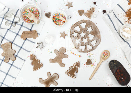 Impostare i cookie di zenzero di varie forme e dolciumi roba sulla tabella. vista dall'alto. Foto Stock