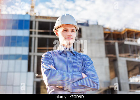 Ritratto di un caposquadra su sfondo di costruzione Foto Stock