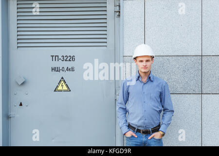 Ritratto di giovane ingegnere presso la stazione del trasformatore Foto Stock