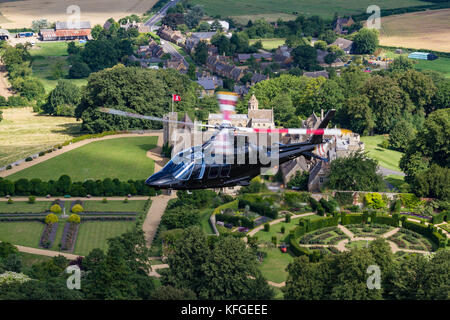 Leonardo AW109SP G-MAOL - Fotografia aerea sulla campagna del Northamptonshire, Rockingham Castle Foto Stock