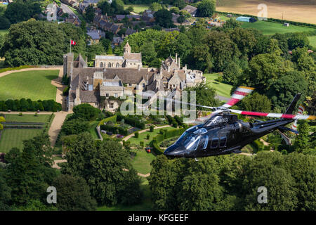 Leonardo AW109SP G-MAOL - Fotografia aerea sulla campagna del Northamptonshire, Rockingham Castle Foto Stock