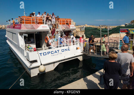 La Valletta Sliema / traghetto passeggeri ' Top Cat uno ' con la skyline di Sliema in background. Malta. (91) Foto Stock