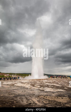 Strokkur Geysir in Islanda Foto Stock