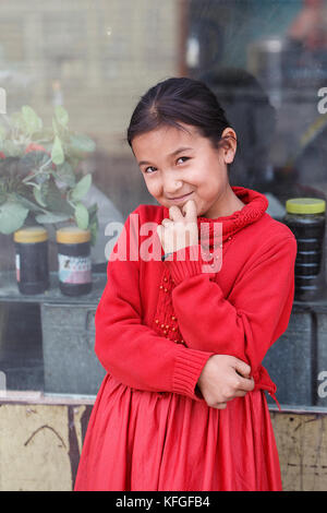 Hotan,Cina - ottobre: 03,2017 uyghur bambina gioca nel mercato locale su ottobre 03, Cina. Foto Stock