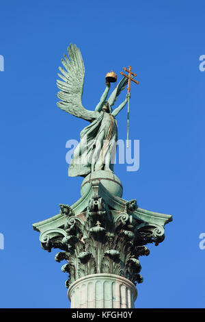 L Arcangelo Gabriele statua che tiene la santa Corona di Santo Stefano e la croce apostolica, parte del millennio monumento sulla piazza degli Eroi in Budapest, appeso Foto Stock