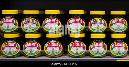 Più barattoli di marmite in vendita sul display su uno scaffale di supermercato in un supermercato shop. Foto Stock