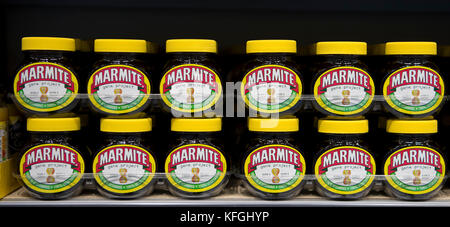 Più barattoli di marmite in vendita sul display su uno scaffale di supermercato in un supermercato shop. Foto Stock