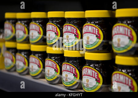 Più barattoli di marmite in vendita sul display su uno scaffale di supermercato in un supermercato shop. Foto Stock