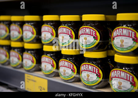 Più barattoli di marmite in vendita sul display su uno scaffale di supermercato in un supermercato shop. Foto Stock