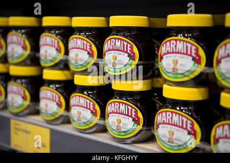 Più barattoli di marmite in vendita sul display su uno scaffale di supermercato in un supermercato shop. Foto Stock