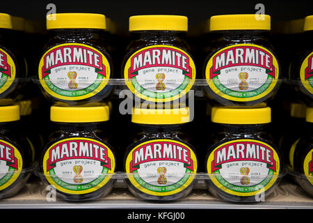 Più barattoli di marmite in vendita sul display su uno scaffale di supermercato in un supermercato shop. Foto Stock