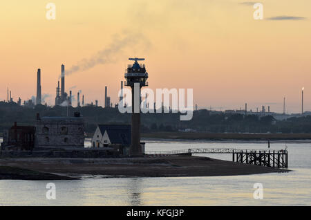 La guardia costiera della torre di vedetta a calshot spit sul bordo di Southampton acqua e il solent al tramonto con fawley raffineria di petrolio dietro. Foto Stock