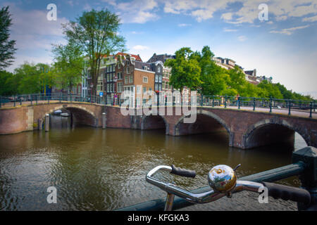 Amsterdam, con fiori e biciclette sui ponti su canali, Holland, Paesi Bassi. Foto Stock