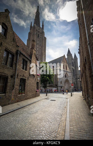 Strada stretta alla città medievale Brugge al mattino, Belgio Foto Stock