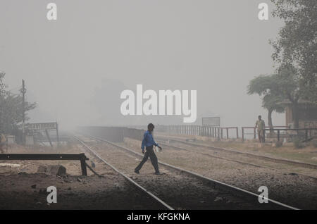 Lahore, Pakistan. 29 ott 2017. una vista di smog denso conquistino la capitale provinciale dell'inquinamento atmosferico può portare a un certo numero di pelle e le malattie respiratorie che possono riprodurre il caos per la pubblica salute.una fitta coltre di smog realizzati i cittadini di Lahore soffrono di irritazione agli occhi e problemi respiratori tutto il giorno di sabato. Credito: rana sajid hussain/Pacific press/alamy live news Foto Stock