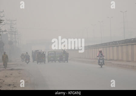 Lahore, Pakistan. 29 ott 2017. una vista di smog denso conquistino la capitale provinciale dell'inquinamento atmosferico può portare a un certo numero di pelle e le malattie respiratorie che possono riprodurre il caos per la pubblica salute.una fitta coltre di smog realizzati i cittadini di Lahore soffrono di irritazione agli occhi e problemi respiratori tutto il giorno di sabato. Credito: rana sajid hussain/Pacific press/alamy live news Foto Stock