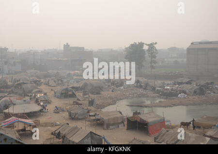 Lahore, Pakistan. 29 ott 2017. una vista di smog denso conquistino la capitale provinciale dell'inquinamento atmosferico può portare a un certo numero di pelle e le malattie respiratorie che possono riprodurre il caos per la pubblica salute.una fitta coltre di smog realizzati i cittadini di Lahore soffrono di irritazione agli occhi e problemi respiratori tutto il giorno di sabato. Credito: rana sajid hussain/Pacific press/alamy live news Foto Stock