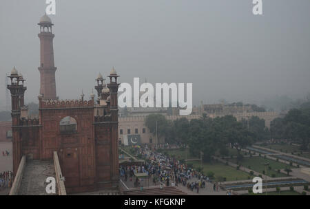 Lahore, Pakistan. 29 ott 2017. una vista di smog denso conquistino la capitale provinciale dell'inquinamento atmosferico può portare a un certo numero di pelle e le malattie respiratorie che possono riprodurre il caos per la pubblica salute.una fitta coltre di smog realizzati i cittadini di Lahore soffrono di irritazione agli occhi e problemi respiratori tutto il giorno di sabato. Credito: rana sajid hussain/Pacific press/alamy live news Foto Stock