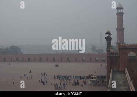 Lahore, Pakistan. 29 ott 2017. una vista di smog denso conquistino la capitale provinciale dell'inquinamento atmosferico può portare a un certo numero di pelle e le malattie respiratorie che possono riprodurre il caos per la pubblica salute.una fitta coltre di smog realizzati i cittadini di Lahore soffrono di irritazione agli occhi e problemi respiratori tutto il giorno di sabato. Credito: rana sajid hussain/Pacific press/alamy live news Foto Stock