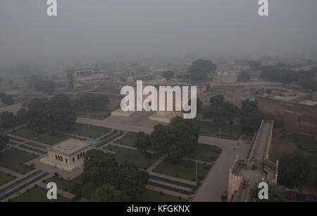 Lahore, Pakistan. 29 ott 2017. una vista di smog denso conquistino la capitale provinciale dell'inquinamento atmosferico può portare a un certo numero di pelle e le malattie respiratorie che possono riprodurre il caos per la pubblica salute.una fitta coltre di smog realizzati i cittadini di Lahore soffrono di irritazione agli occhi e problemi respiratori tutto il giorno di sabato. Credito: rana sajid hussain/Pacific press/alamy live news Foto Stock