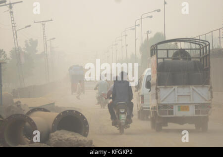 Lahore, Pakistan. 29 ott 2017. una vista di smog denso conquistino la capitale provinciale dell'inquinamento atmosferico può portare a un certo numero di pelle e le malattie respiratorie che possono riprodurre il caos per la pubblica salute.una fitta coltre di smog realizzati i cittadini di Lahore soffrono di irritazione agli occhi e problemi respiratori tutto il giorno di sabato. Credito: rana sajid hussain/Pacific press/alamy live news Foto Stock