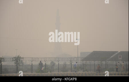 Lahore, Pakistan. 29 ott 2017. una vista di smog denso conquistino la capitale provinciale dell'inquinamento atmosferico può portare a un certo numero di pelle e le malattie respiratorie che possono riprodurre il caos per la pubblica salute.una fitta coltre di smog realizzati i cittadini di Lahore soffrono di irritazione agli occhi e problemi respiratori tutto il giorno di sabato. Credito: rana sajid hussain/Pacific press/alamy live news Foto Stock