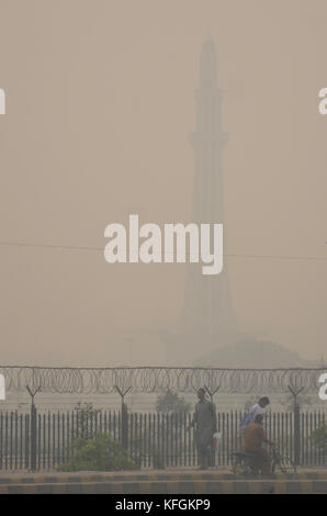 Lahore, Pakistan. 29 ott 2017. una vista di smog denso conquistino la capitale provinciale dell'inquinamento atmosferico può portare a un certo numero di pelle e le malattie respiratorie che possono riprodurre il caos per la pubblica salute.una fitta coltre di smog realizzati i cittadini di Lahore soffrono di irritazione agli occhi e problemi respiratori tutto il giorno di sabato. Credito: rana sajid hussain/Pacific press/alamy live news Foto Stock