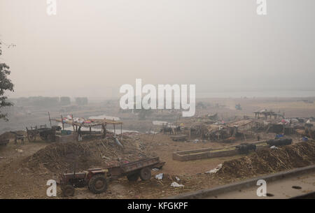 Lahore, Pakistan. 29 ott 2017. una vista di smog denso conquistino la capitale provinciale dell'inquinamento atmosferico può portare a un certo numero di pelle e le malattie respiratorie che possono riprodurre il caos per la pubblica salute.una fitta coltre di smog realizzati i cittadini di Lahore soffrono di irritazione agli occhi e problemi respiratori tutto il giorno di sabato. Credito: rana sajid hussain/Pacific press/alamy live news Foto Stock