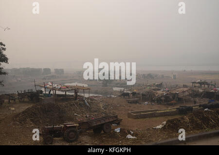 Lahore, Pakistan. 29 ott 2017. una vista di smog denso conquistino la capitale provinciale dell'inquinamento atmosferico può portare a un certo numero di pelle e le malattie respiratorie che possono riprodurre il caos per la pubblica salute.una fitta coltre di smog realizzati i cittadini di Lahore soffrono di irritazione agli occhi e problemi respiratori tutto il giorno di sabato. Credito: rana sajid hussain/Pacific press/alamy live news Foto Stock