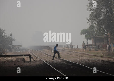 Lahore, Pakistan. 29 ott 2017. una vista di smog denso conquistino la capitale provinciale dell'inquinamento atmosferico può portare a un certo numero di pelle e le malattie respiratorie che possono riprodurre il caos per la pubblica salute.una fitta coltre di smog realizzati i cittadini di Lahore soffrono di irritazione agli occhi e problemi respiratori tutto il giorno di sabato. Credito: rana sajid hussain/Pacific press/alamy live news Foto Stock