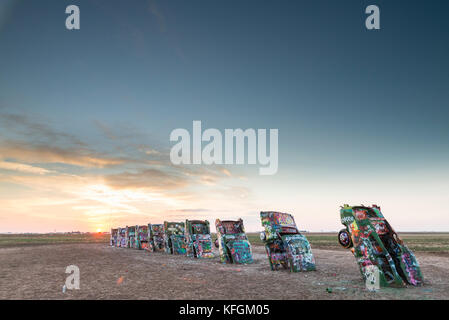 Amarillo, Texas, Stati Uniti d'America. Il 18 ottobre 2015. più vecchio cadillacs parzialmente mezzo sepolto in un agriturismo. più graffitis fatto da turisti casuali che visitare il sito web Foto Stock