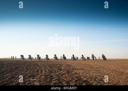 Amarillo, Texas, Stati Uniti. 18 ottobre 2015. Un grande gruppo di turisti fotografa al Cadillac Ranch la mattina presto. Foto Stock