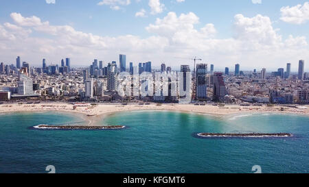Tel Aviv costa e skyline come visto dal mare Mediterraneo. Foto Stock